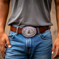 Hebilla de cinturón ovalada estilo western con actitud de camafeo en dos tonos y iniciales para hombre de Montana Silversmiths