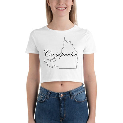 A woman wearing a white short-sleeved crop t-shirt with the text 'Campeche' printed on the front, paired with blue jeans.