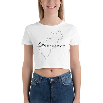 A woman wearing a white crop t-shirt with the text 'Queretaro' printed on the front, paired with blue jeans.